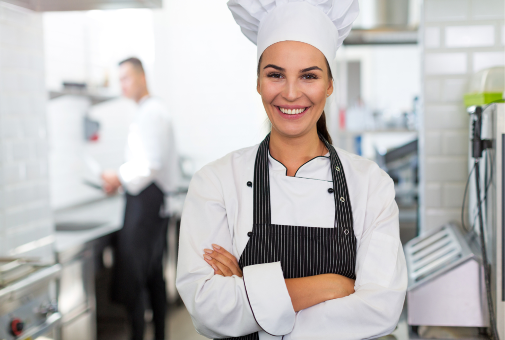 Uniformes chef ÉXITO BETNAOCURT Uniforme de chef: chaqueta blanca con botones negros y gorro tradicional